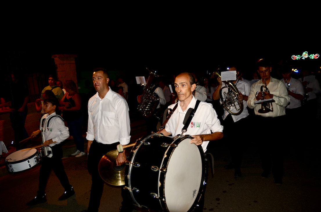 San Miguel saca a su patrón por las calles de Huétor Vega