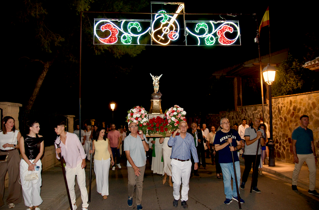 San Miguel saca a su patrón por las calles de Huétor Vega