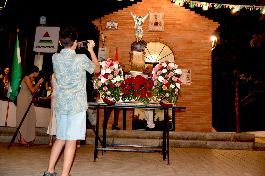 San Miguel saca a su patrón por las calles de Huétor Vega