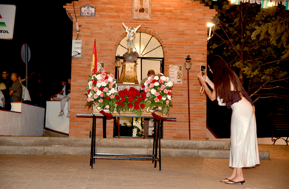 San Miguel saca a su patrón por las calles de Huétor Vega