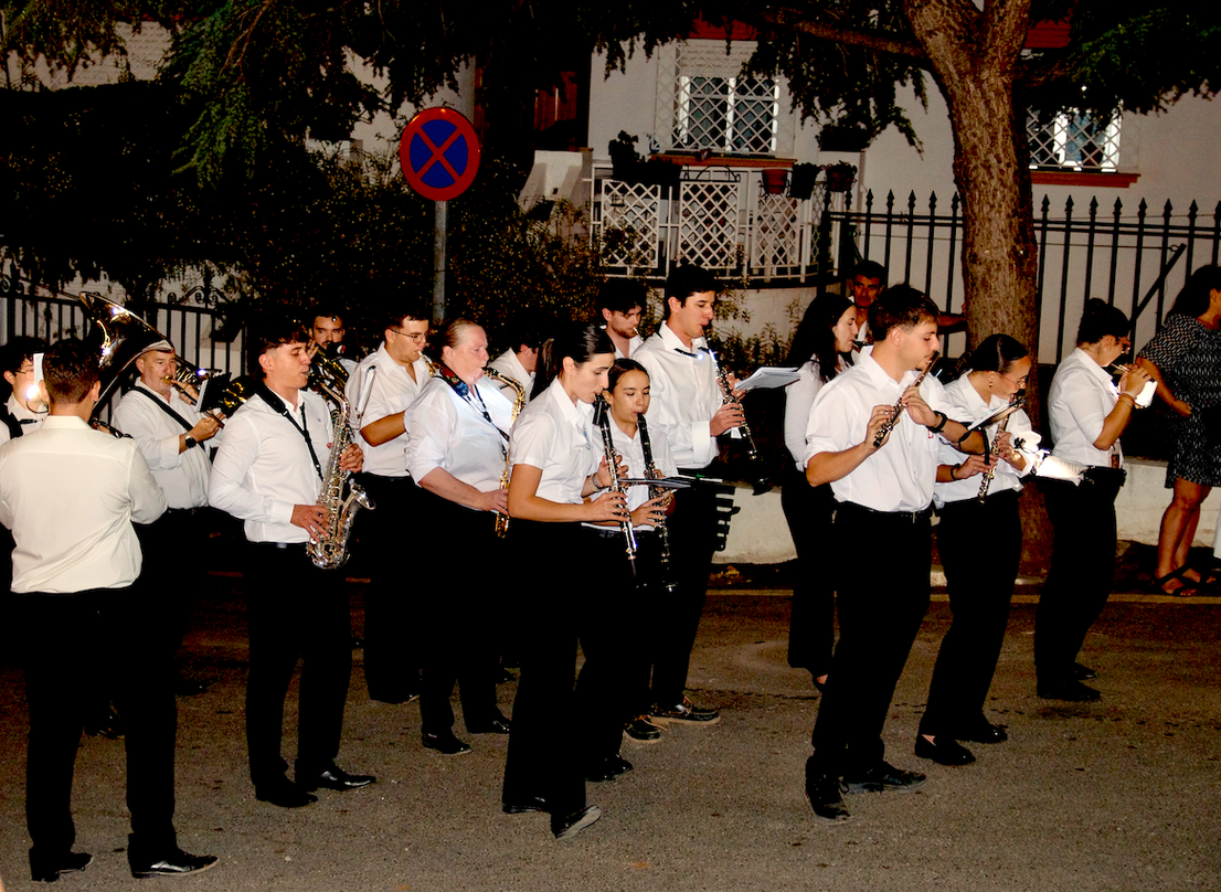 San Miguel saca a su patrón por las calles de Huétor Vega