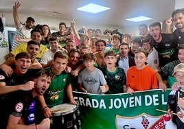 Euforia en el vestuario del CD Huétor Vega en Las Viñas con la primera victoria.