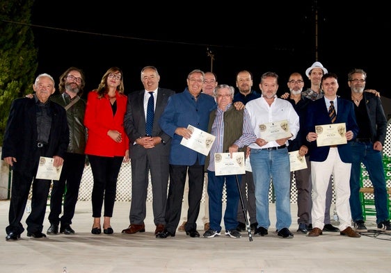 Autoridades políticas, familiares y artistas participantes en el acto, en el escenario de la Plaza Abdal Malik.