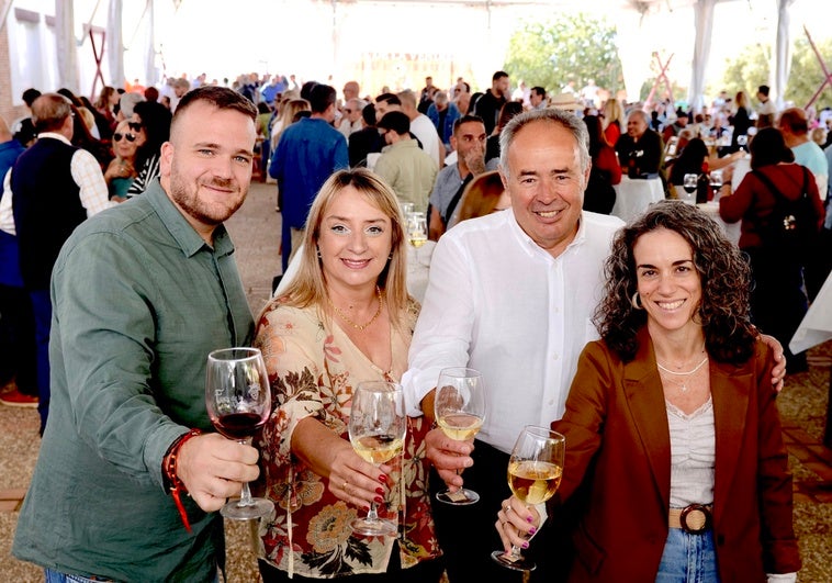Miembros del equipo de gobierno de Huétor Vega brindan en la Fiesta de la Vendimia del municipio.