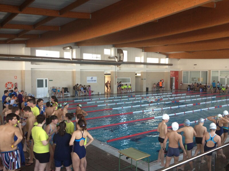 Centenares de nadadores se dan cita en Huétor Vega en el inicio del Circuito Provincial de Diputación