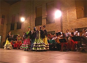 Las rondallas de Huétor Vega y Cáceres llenan el jardín de La Nava