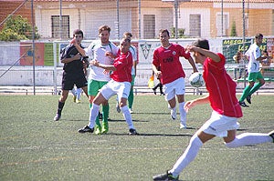 Fútbol: el Huétor Vega empata en casa ante el Adra y se descuelga del ascenso a Tercera