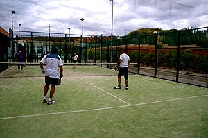 Jugar al pádel por las mañanas en Huétor Vega cuesta un euro