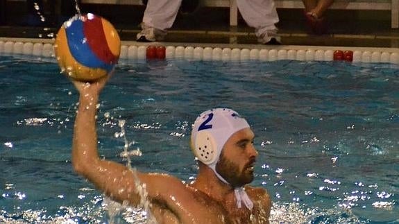 Jugador del Balcón del Genil, en la piscina de Inacua.