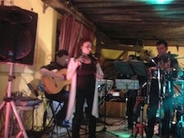 La banda de Luis Poyatos impregna de jazz La Fabriquilla de Huétor Vega