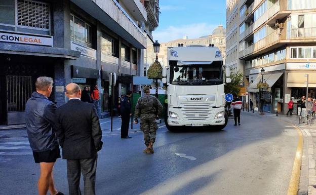 Un camión colapsa Pavaneras al quedar atascado y un espontáneo se sube para sacarlo