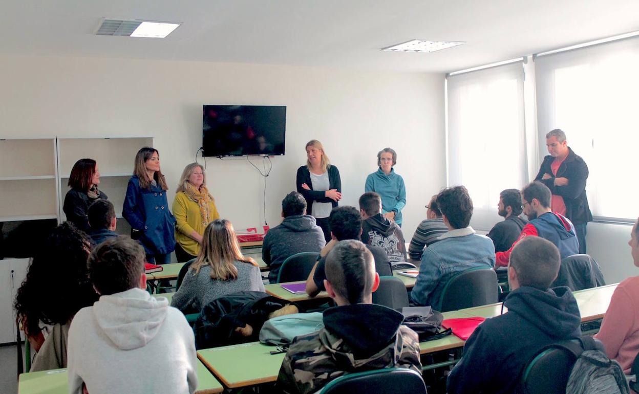 25 jóvenes de La Zubia inician un curso de socorrismo acuático en instalaciones deportivas