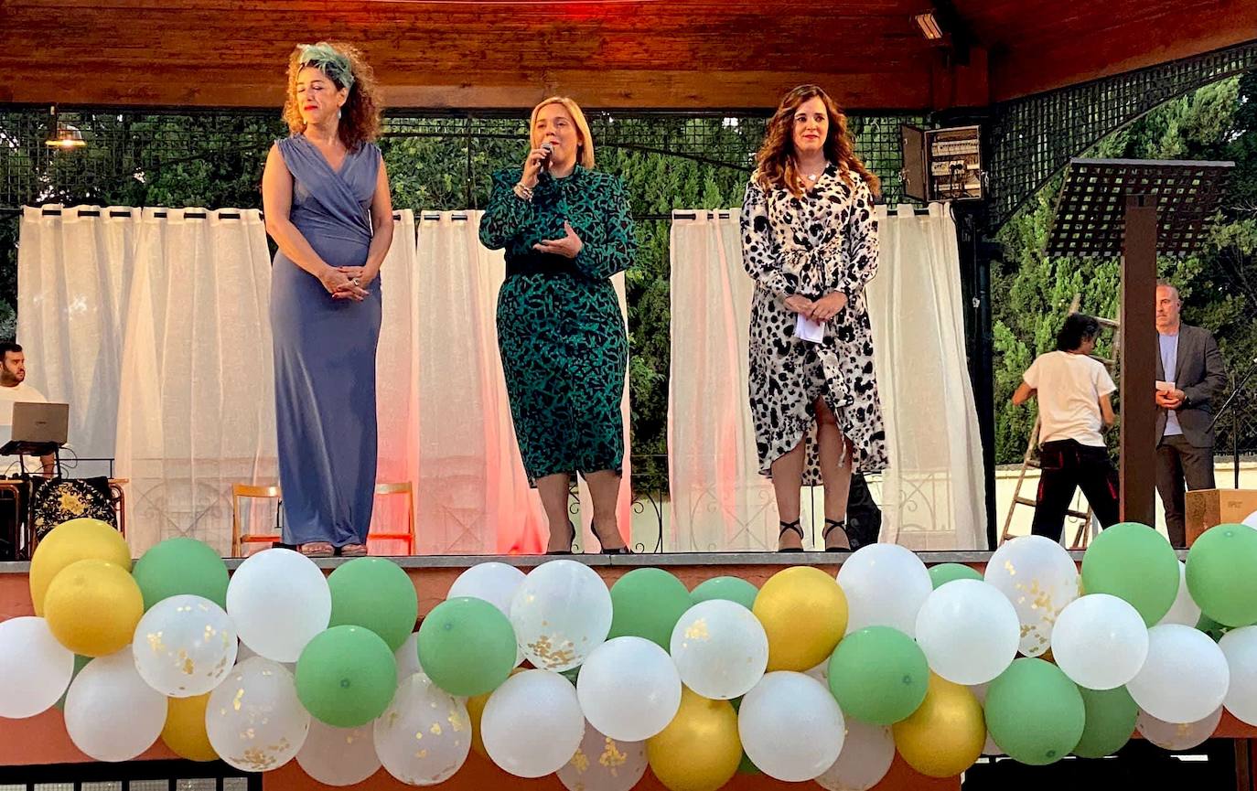 La alcaldesa, Puri López, presenta la primera Pasarela de Moda de La Zubia.