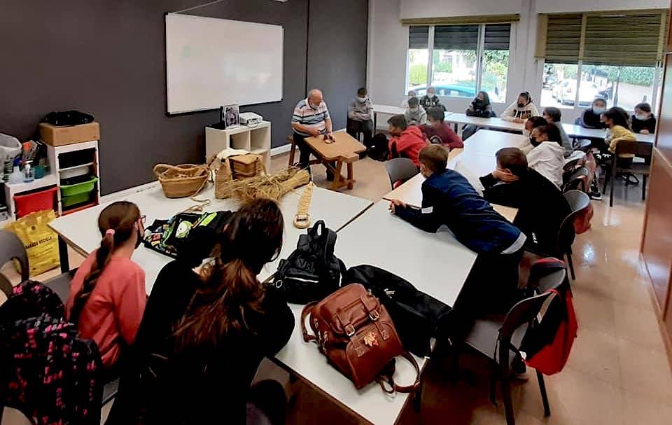 Los escolares de La Zubia aprenden a trabajar el esparto de la mano de artesanos locales