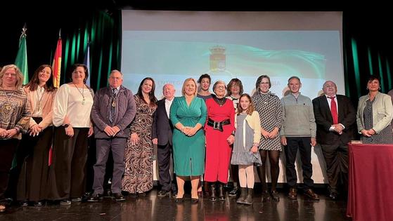 Paqui Sánchez, Manuel Molina Benítez y el Club Deportivo La Zubia reciben la medalla de oro