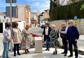 La plaza lleva el nombre de Almudena Grandes a propuesta del Consejo Local de la Mujer.