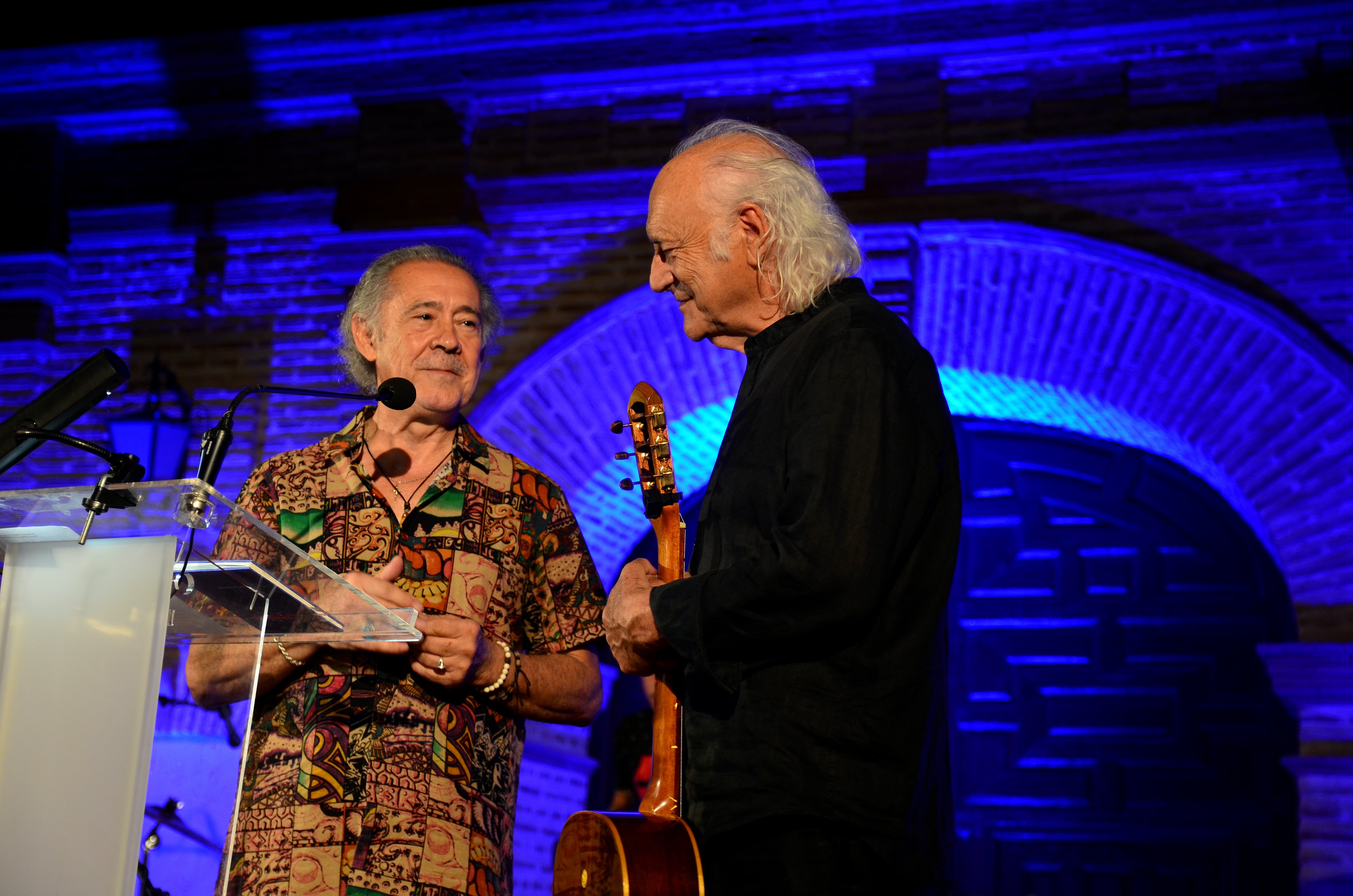 Amancio Prada recibe el Premio Internacional Poesía en El Laurel