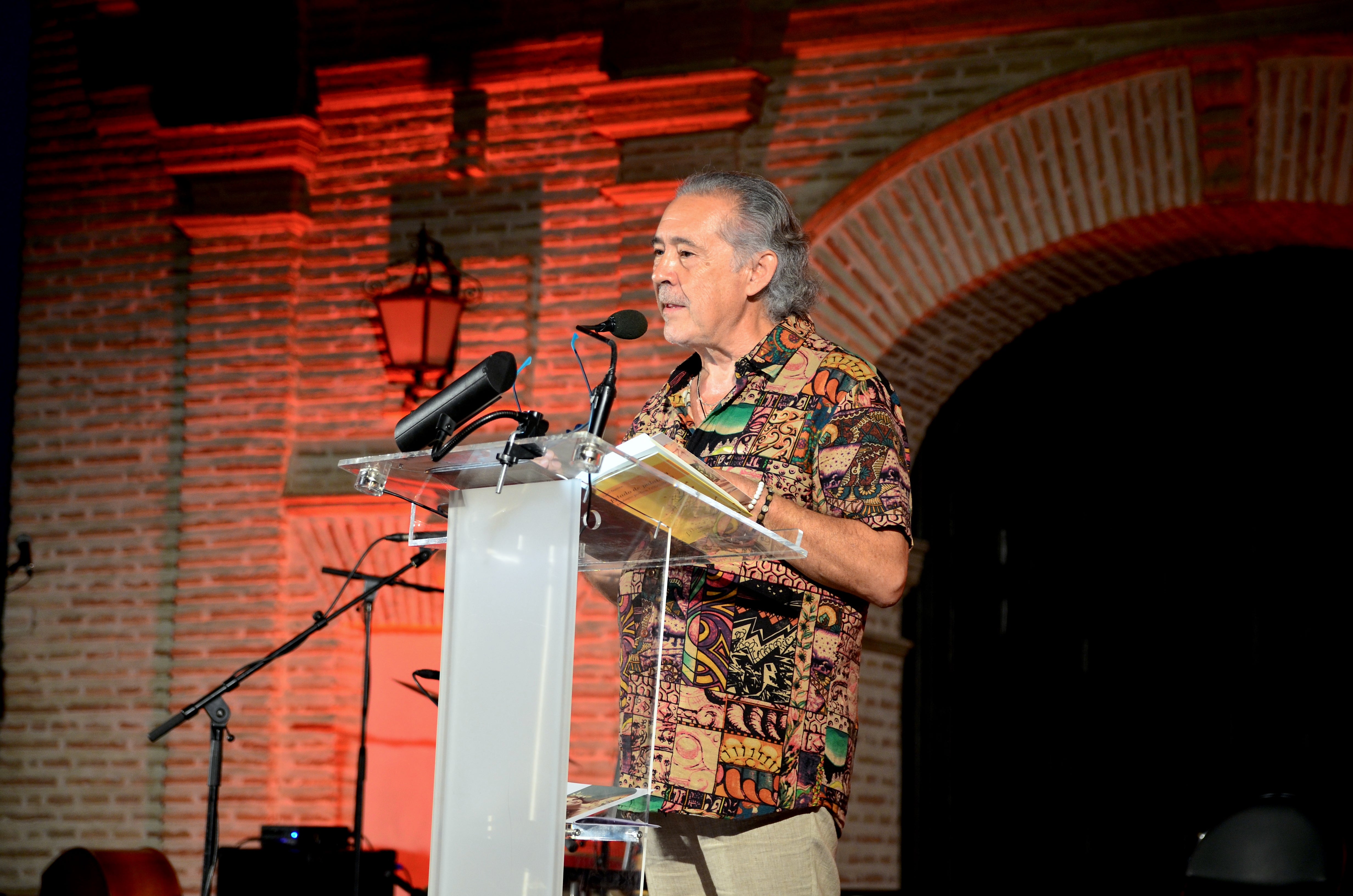 Amancio Prada recibe el Premio Internacional Poesía en El Laurel