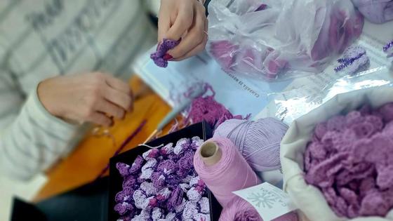 Mujeres de La Zubia tejen mariposas moradas contra la violencia vicaria