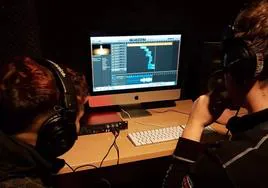 Los jóvenes de La Zubia pueden grabar canciones en un estudio profesional