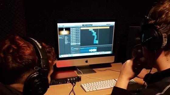 Los jóvenes de La Zubia pueden grabar canciones en un estudio profesional