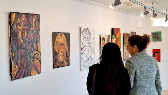 Cynthia Rey expone 'Armonía' en el Centro Carmen Jiménez de La Zubia