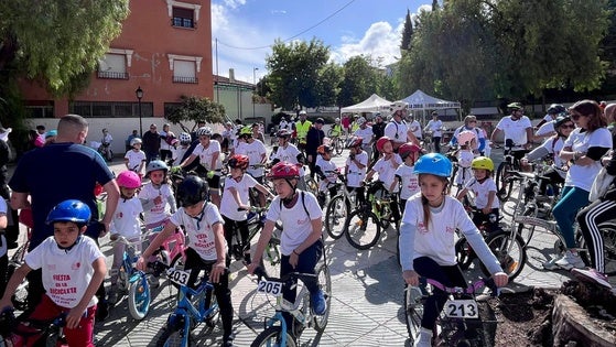 El Día de la Bicicleta de La Zubia bate un récord de participación