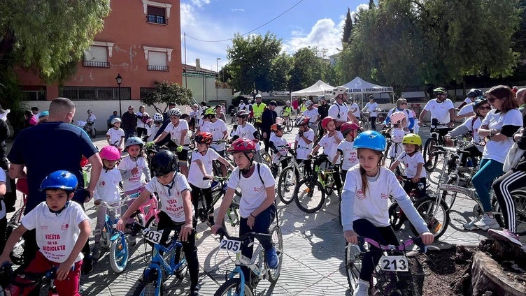 El Día de la Bicicleta de La Zubia bate un récord de participación