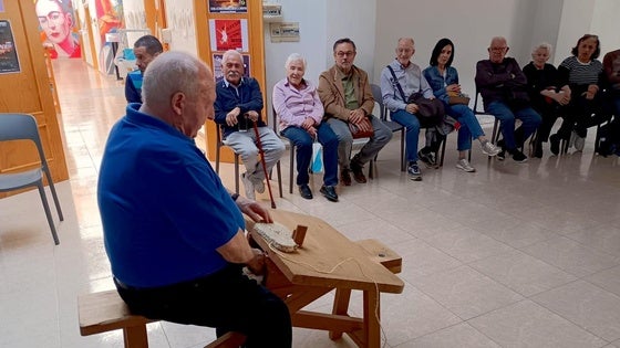 La Zubia acerca el trabajo artesanal del esparto a visitantes y escolares de la provincia