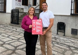 La alcaldesa, Puri López, y el concejal de Turismo, Daniel Aguilera, presentan la participación en el evento.