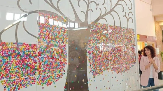Un mural con 365.000 flores visibiliza el cáncer de mama en La Zubia