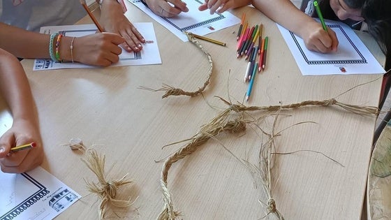 Los escolares de La Zubia aprenden a trabajar el esparto con artesanos locales
