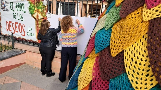 El árbol de los deseos de La Zubia: una obra de ganchillo