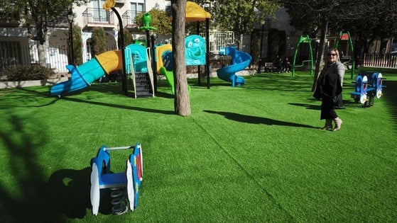 El Ayuntamiento de La Zubia arregla el parque infantil de La Encina