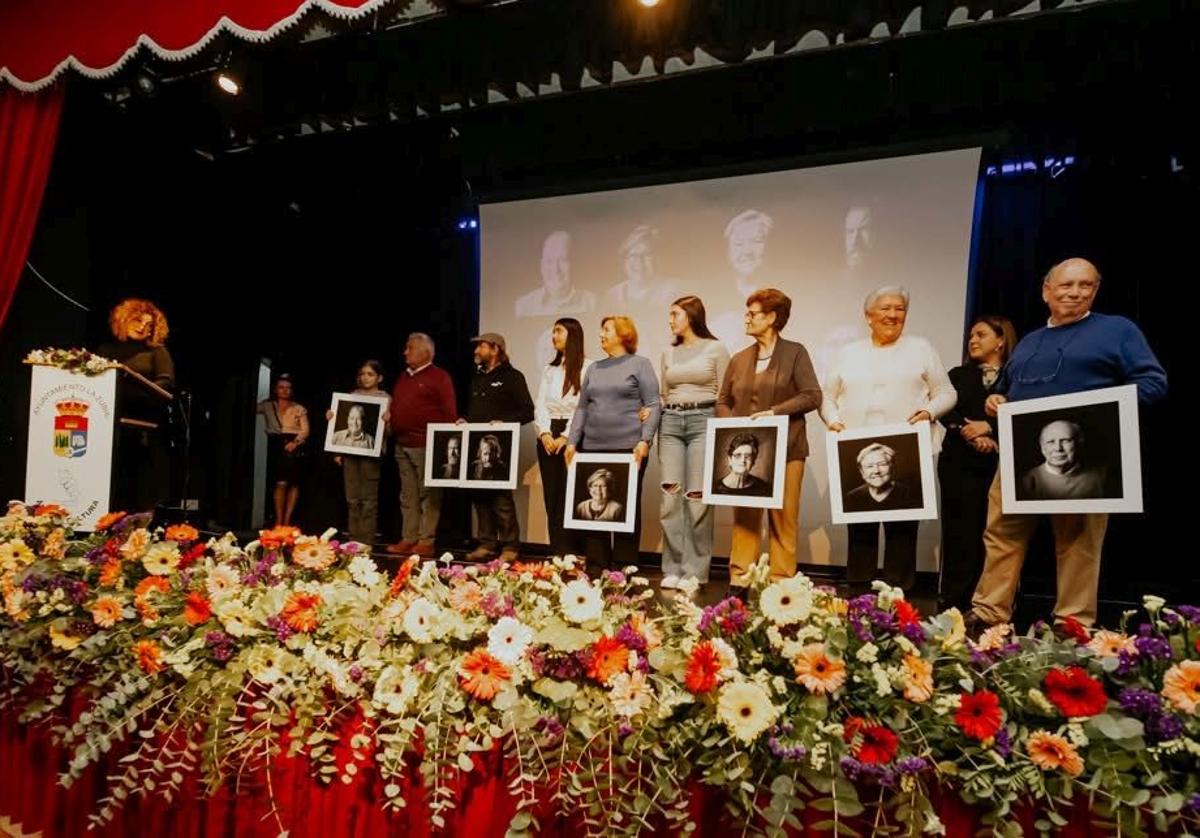 Acto de homenaje a los mayores que participaron en la exposición fotográfica 'Miradas en el tiempo'.