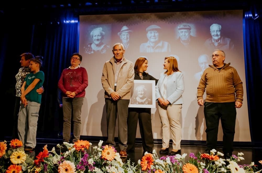 Acto de homenaje a los mayores que participaron en la exposición fotográfica 'Miradas en el tiempo'.