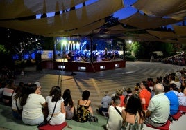 La Banda Municipal de Música de La Zubia, en el Parque de la Encina, dentro del ciclo 'Veladas musicales'.