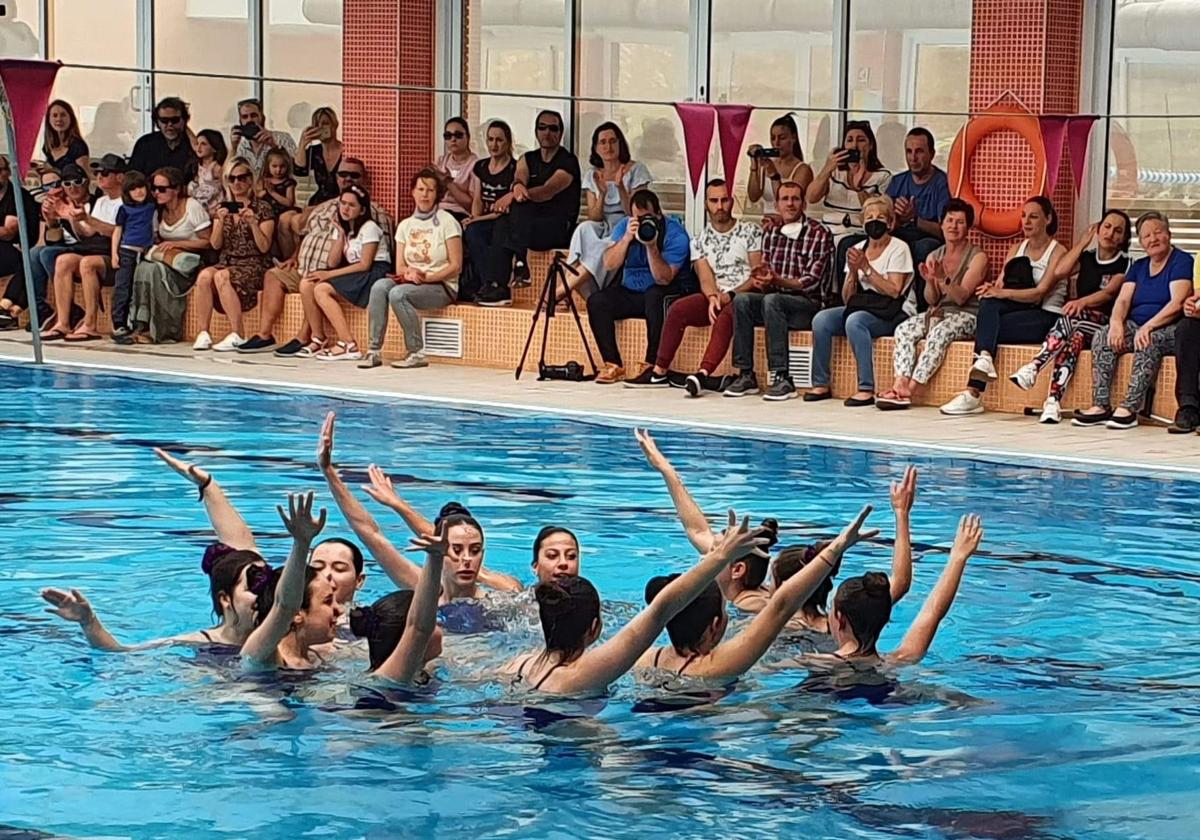 La piscina municipal de La Zubia vuelve a funcionar tras las obras de mejora.