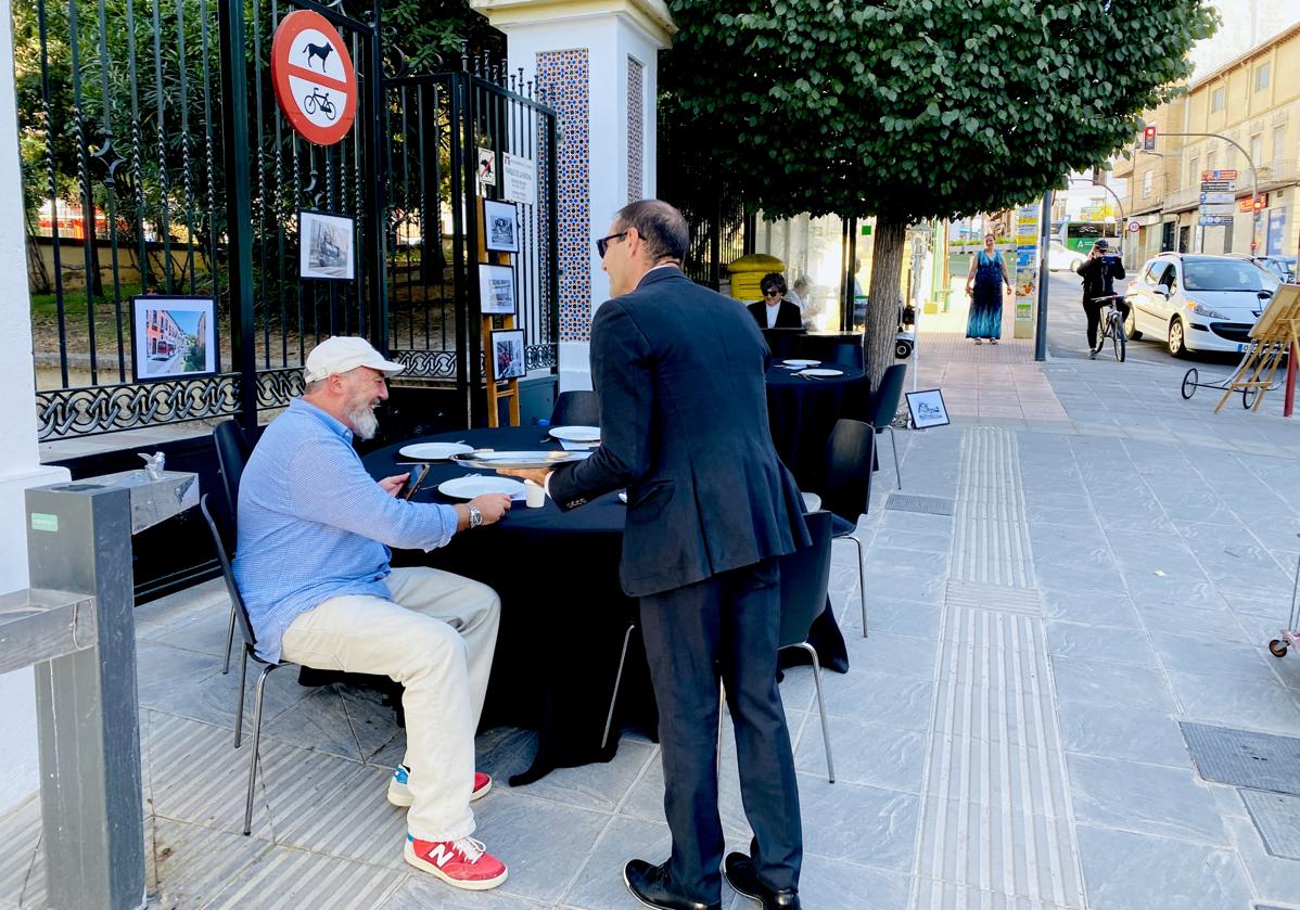 La parada de autobús de la calle Fernando de los Ríos, con sorpresa para los usuarios.