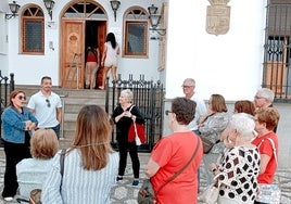 La alcaldesa y el concejal de Turismo, con participantes de la Semana del Mayor.