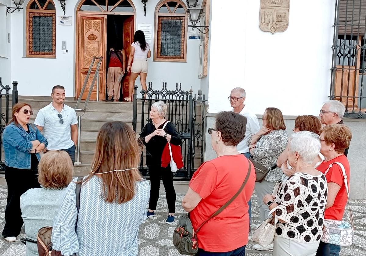 La alcaldesa y el concejal de Turismo, con participantes de la Semana del Mayor.