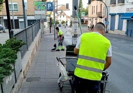 Operarios de Obras y Servicios, en labores de limpieza viaria en La Zubia.