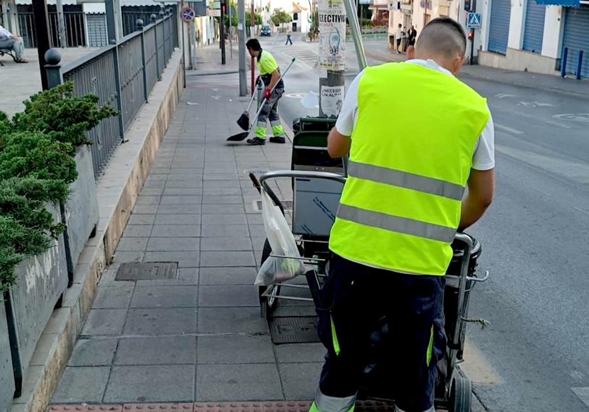 Operarios de Obras y Servicios, en labores de limpieza viaria en La Zubia.