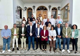 Alcaldes, alcaldesas y portavoces del Área Metropolitana, en la puerta del Ayuntamiento de La Zubia.