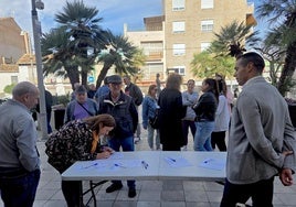 Recogida de firmas para que el metro llegue a La Zubia.
