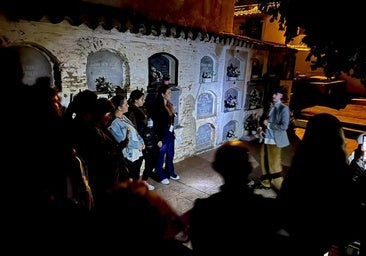 Representación teatral en el cementerio, en contraposición a las fiestas de Halloween.
