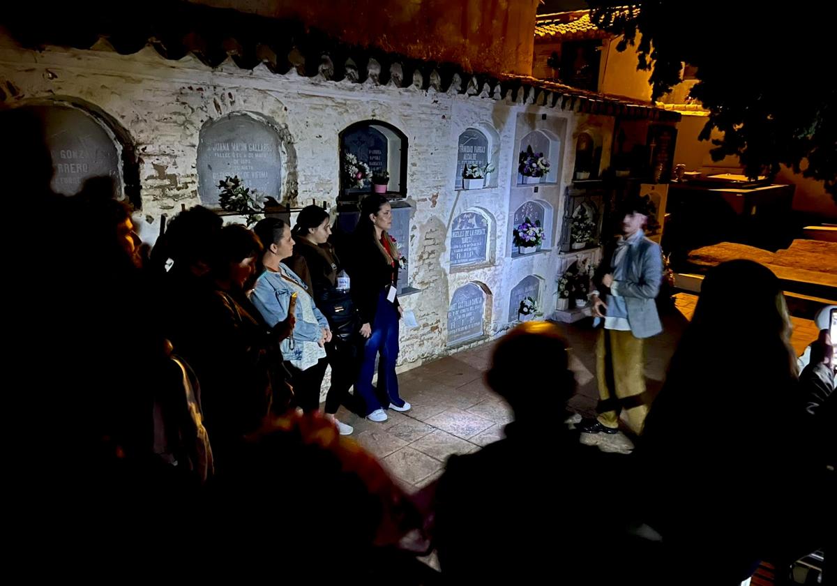 Representación teatral en el cementerio, en contraposición a las fiestas de Halloween.
