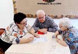 Un grupo formado por más de 35 personas mayores de La Zubia está aprendiendo a mejorar su atención y utilizar sus teléfonos móviles.