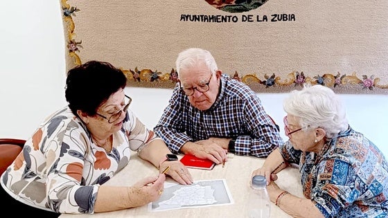 Los mayores de La Zubia aprenden a mejorar la atención y manejar el móvil con dos talleres
