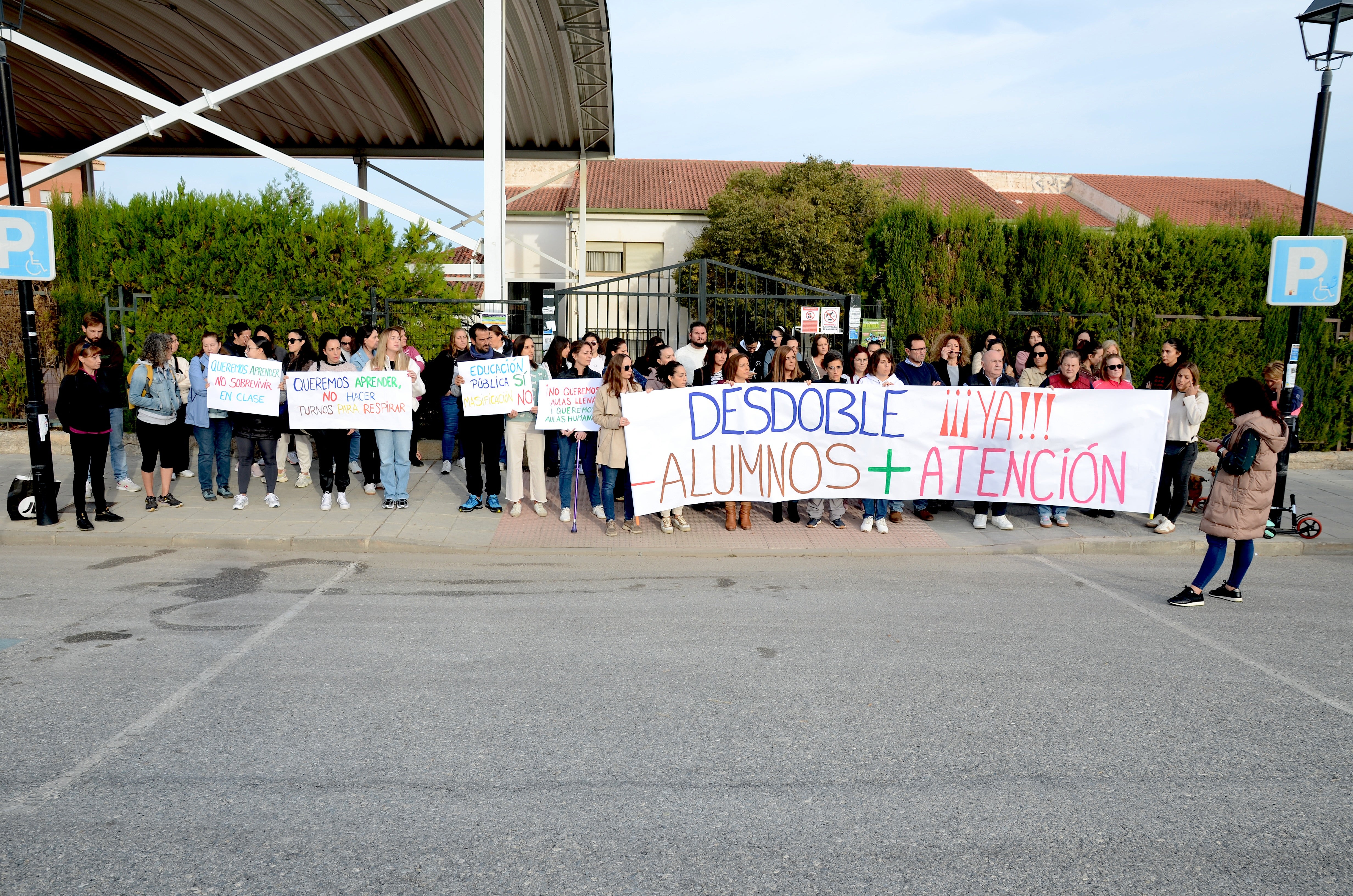 La comunidad educativa del CEIP Tierno Galván de La Zubia se manifiesta para pedir una nueva línea